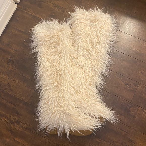 ❄️🐰DONATED Jeffrey Campbell Fluffy-OK Faux Fur Boot - Picture 6 of 8